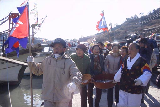 술배소리를 부르며 가래밥을 뿌리는 주민들의 모습이 진지하면서도 흥겹다. 